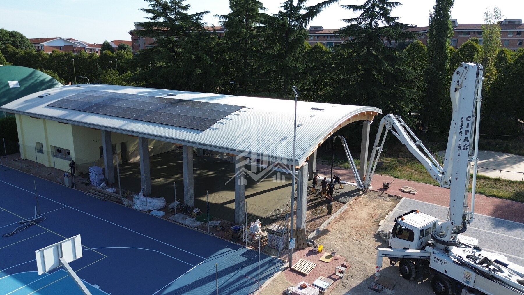 Area sportiva — Piossasco — Getto della fondazione in cls sotto la tettoia