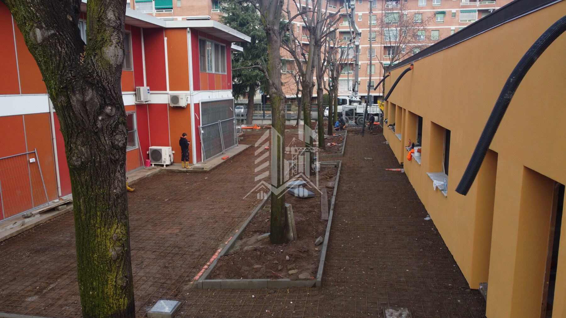 Area sportiva — Piossasco — Posa dei cordoli e preparazione dei percorsi tra gli edifici sportivi