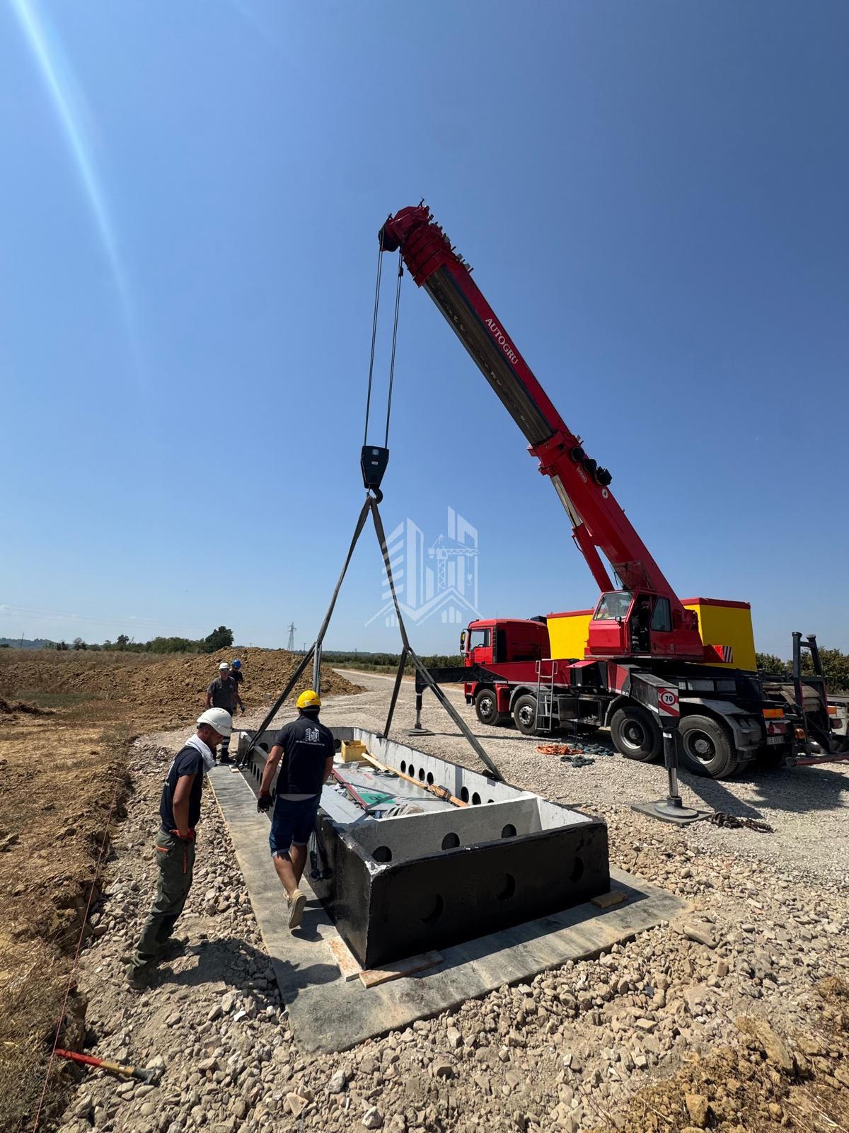Campo fotovoltaico — strada di accesso e cabina MT — Posa della cabina di media tensione prefabbricata con autogru