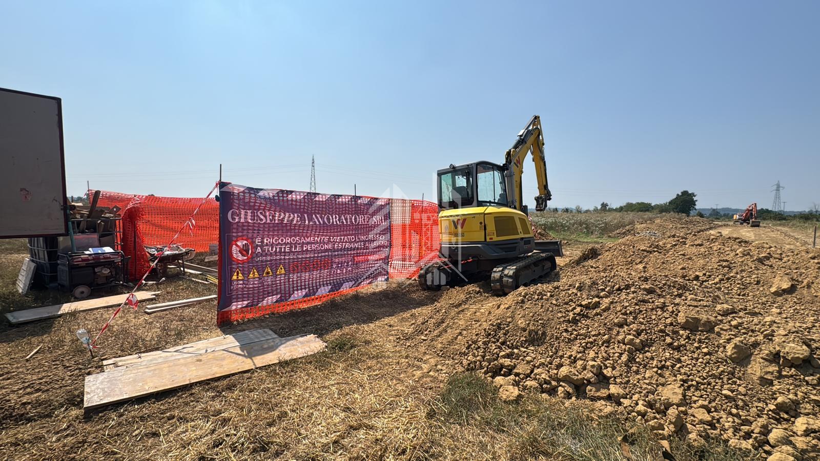 Campo fotovoltaico — strada di accesso e cabina MT — Delimitazione del cantiere con recinzione e cartellonistica