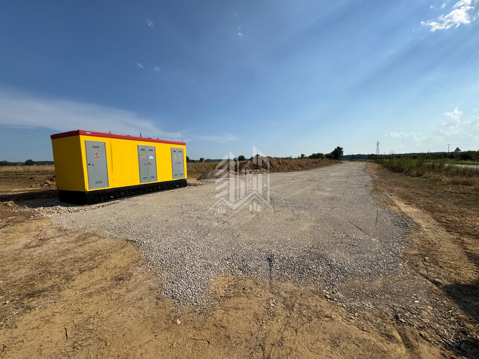 Campo fotovoltaico — strada di accesso e cabina MT — Cabina MT posata sulla fondazione e piazzale completato