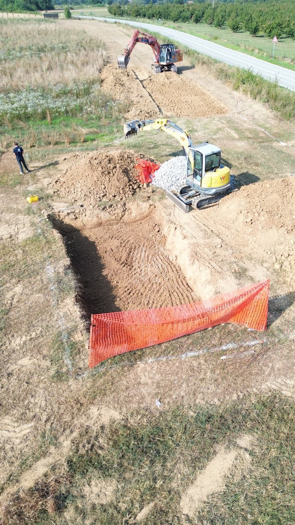 Campo fotovoltaico — strada di accesso e cabina MT — Scavo della fondazione della cabina di media tensione