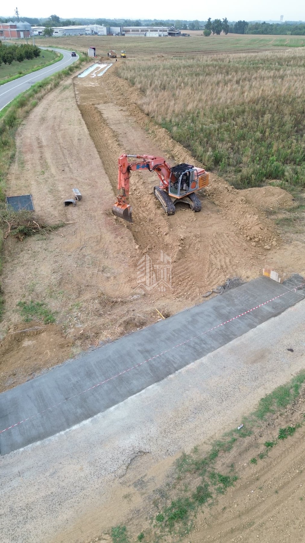 Campo fotovoltaico — strada di accesso e cabina MT — Movimento terra lungo il tracciato della nuova strada di accesso