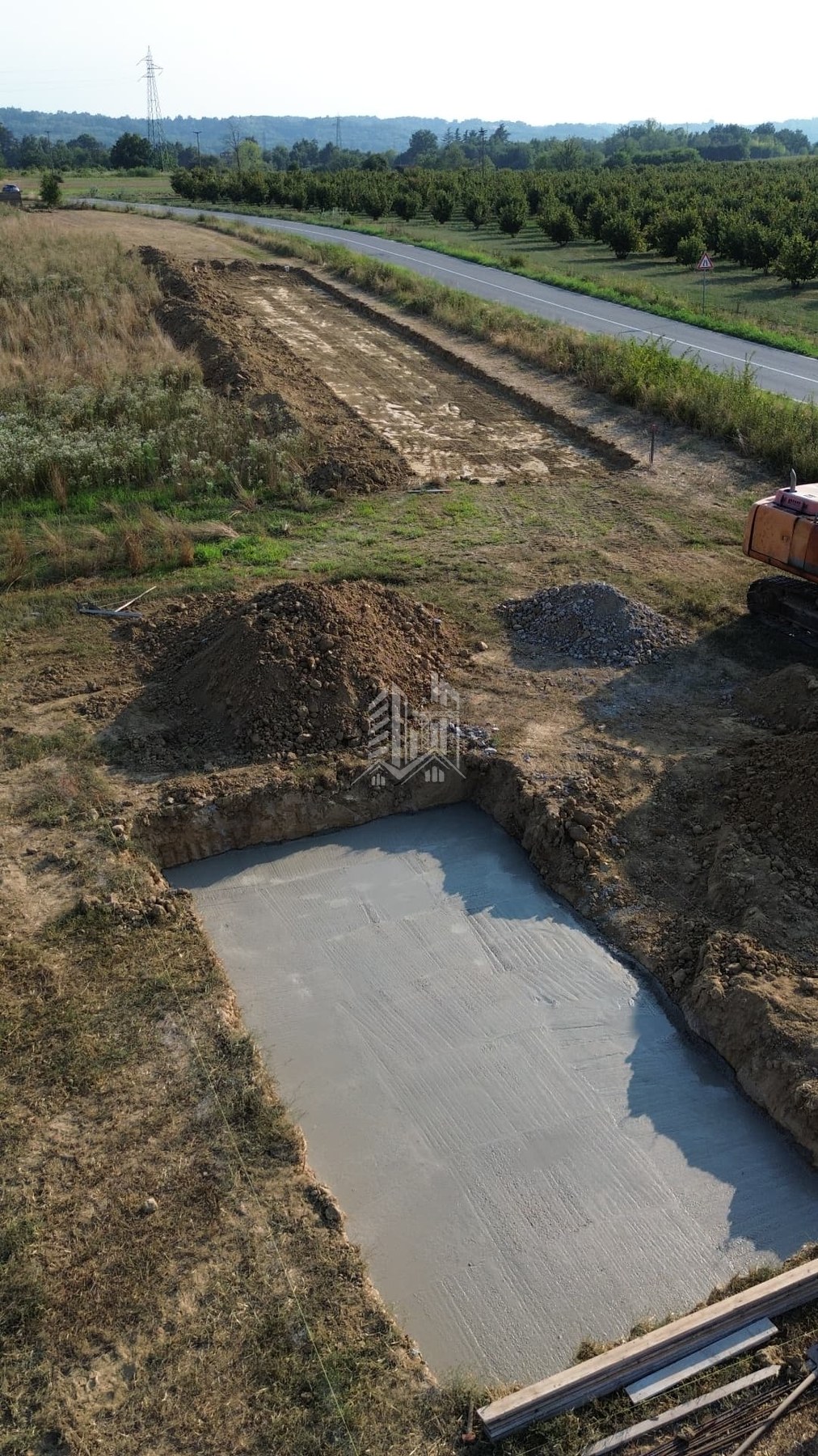 Campo fotovoltaico — strada di accesso e cabina MT — Getto del magrone di fondo della platea