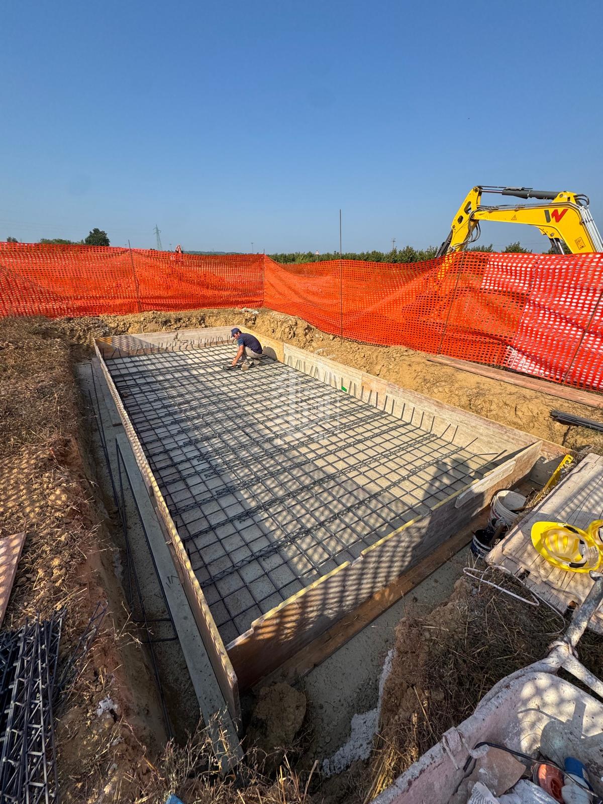 Campo fotovoltaico — strada di accesso e cabina MT — Casseratura e armatura della platea della cabina MT