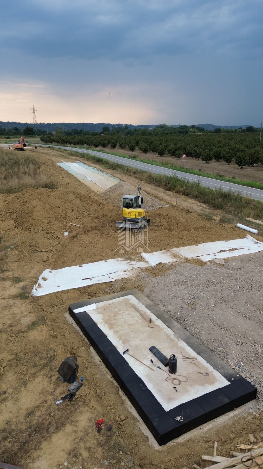 Campo fotovoltaico — strada di accesso e cabina MT — Impermeabilizzazione della fondazione e stesura del geotessile sulla strada