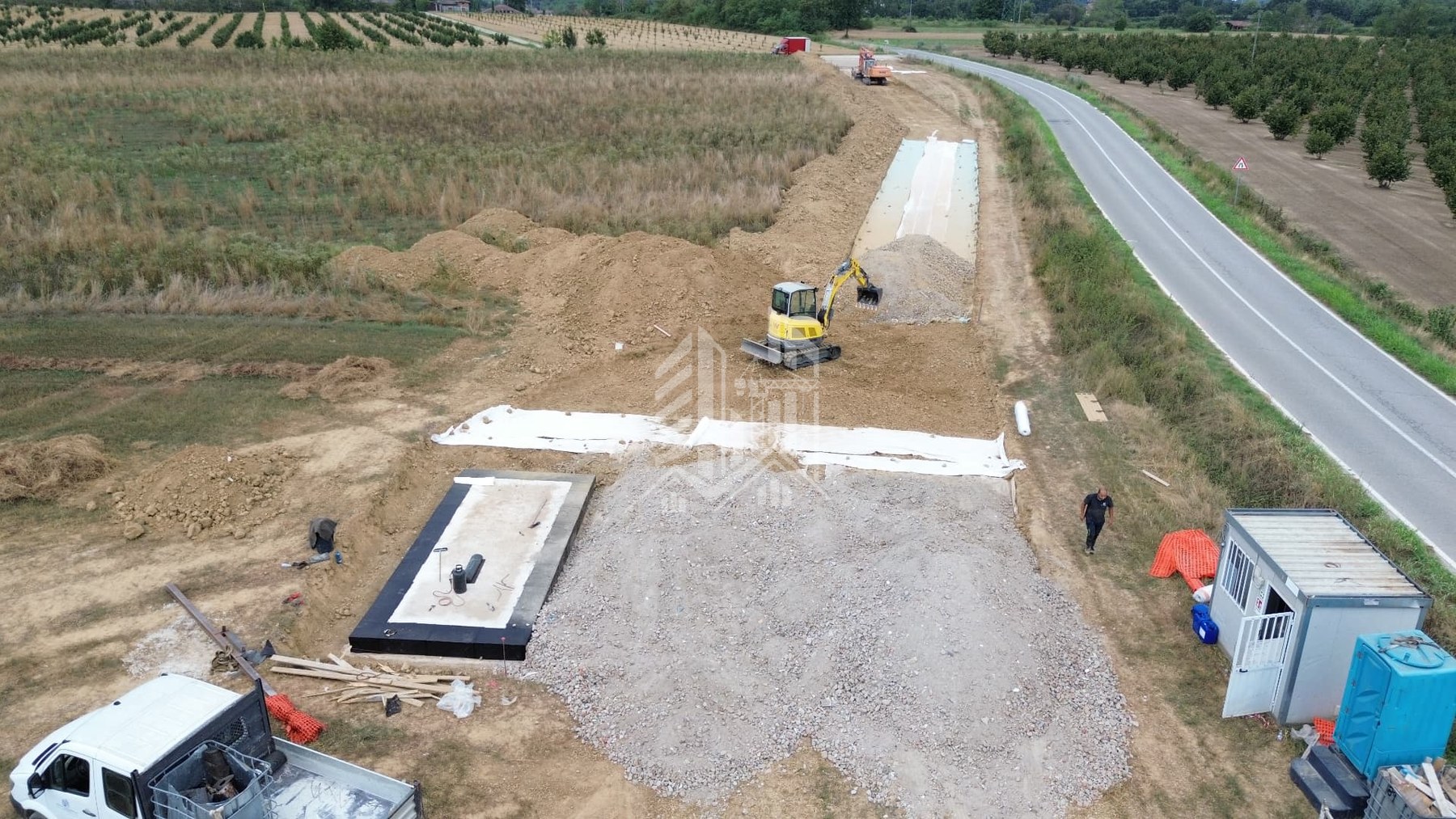 Campo fotovoltaico — strada di accesso e cabina MT — Vista dall'alto — piazzale in stabilizzato e fondazione della cabina