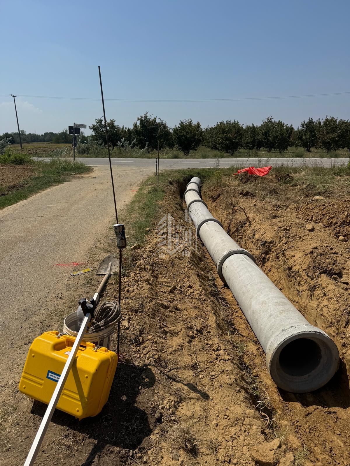 Campo fotovoltaico — strada di accesso e cabina MT — Posa della tubazione in calcestruzzo per i sottoservizi