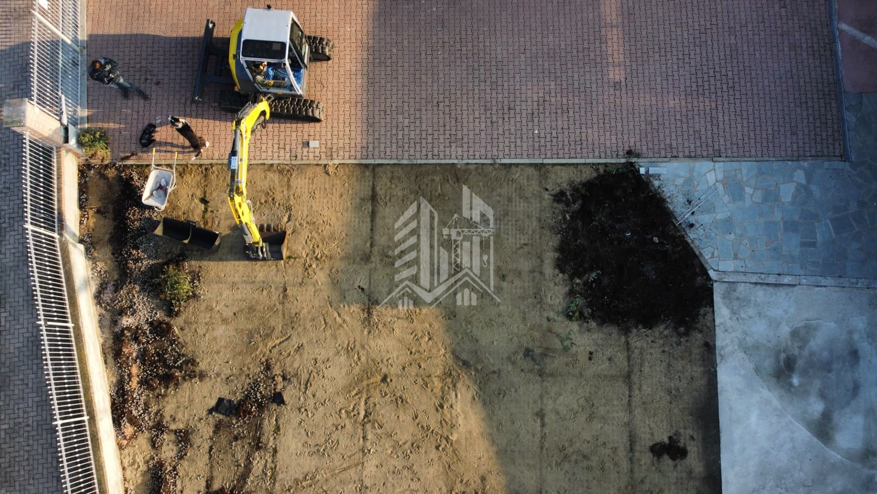 Piscina con area in autobloccanti — Demolizione della vecchia area in autobloccanti e primo movimento terra
