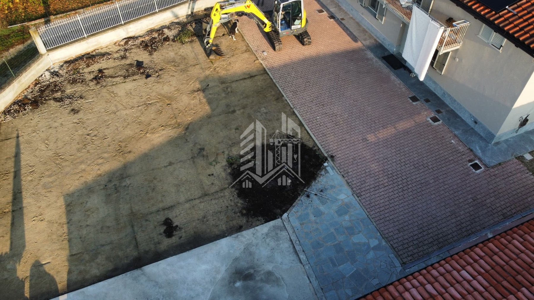 Piscina con area in autobloccanti — Scavo dell'area con miniescavatore