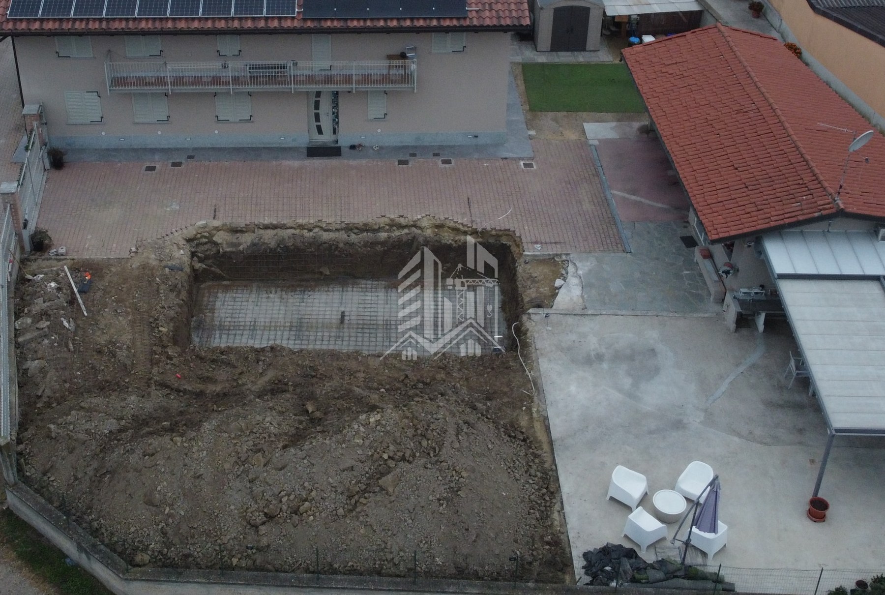 Piscina con area in autobloccanti — Scavo della vasca con armatura della platea in ferro