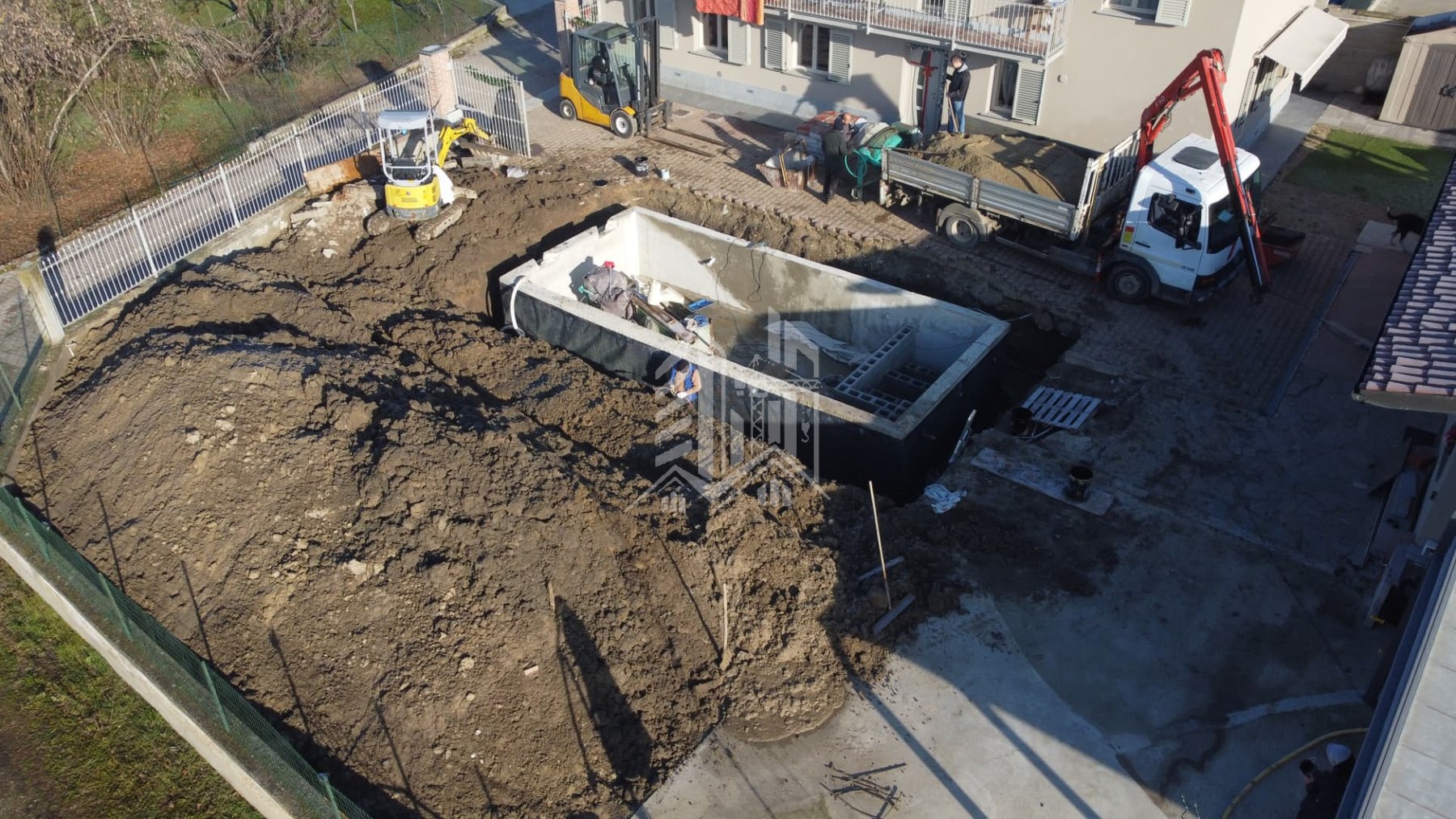 Piscina con area in autobloccanti — Getto e impermeabilizzazione della vasca, con mezzi di proprietà