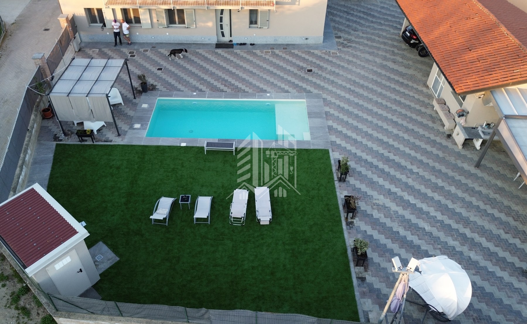 Piscina con area in autobloccanti — Dopo — vista dall'alto del giardino con la nuova pavimentazione