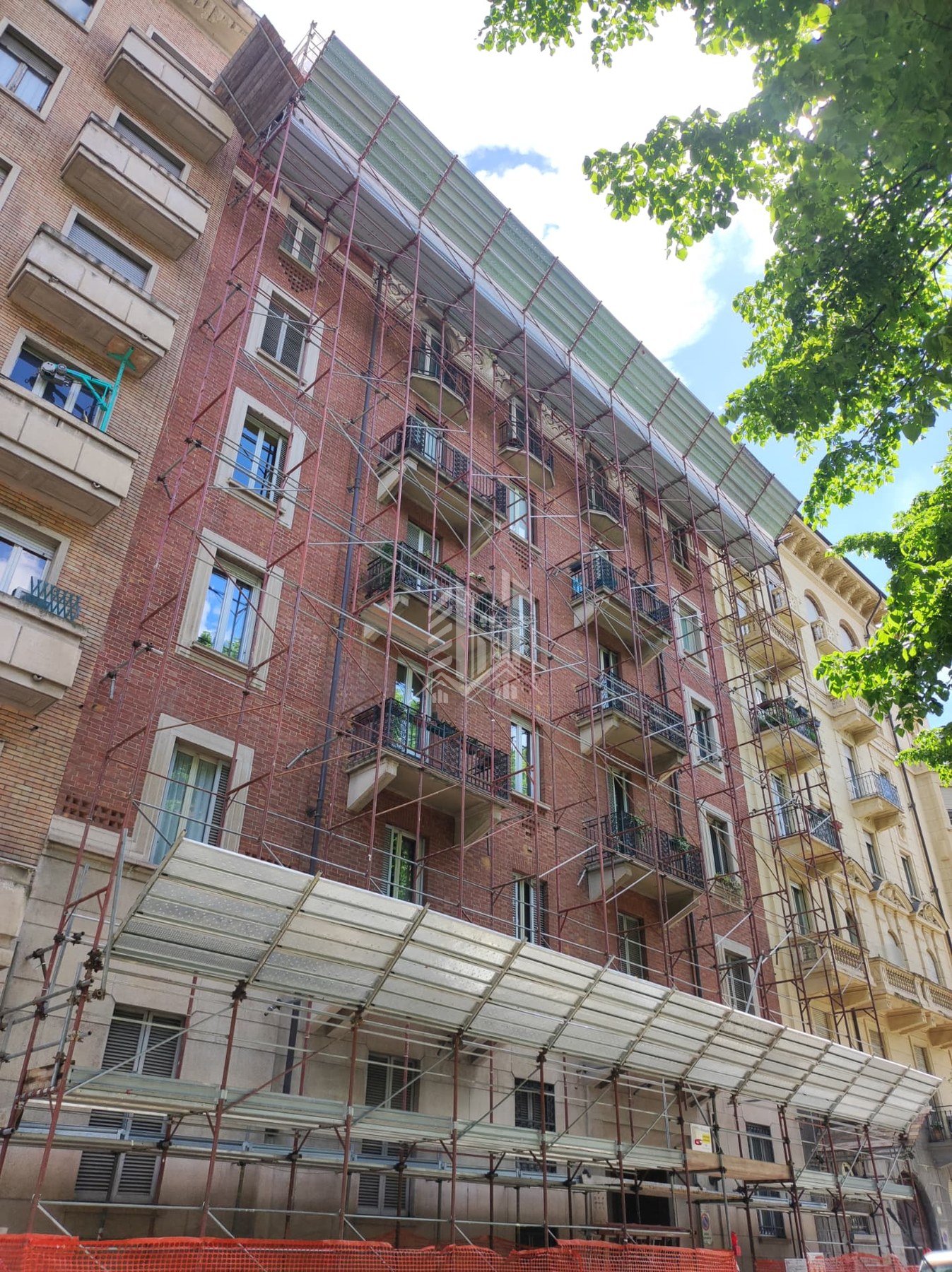 Corso Re Umberto — Ponteggio proprio montato su tutta la facciata
