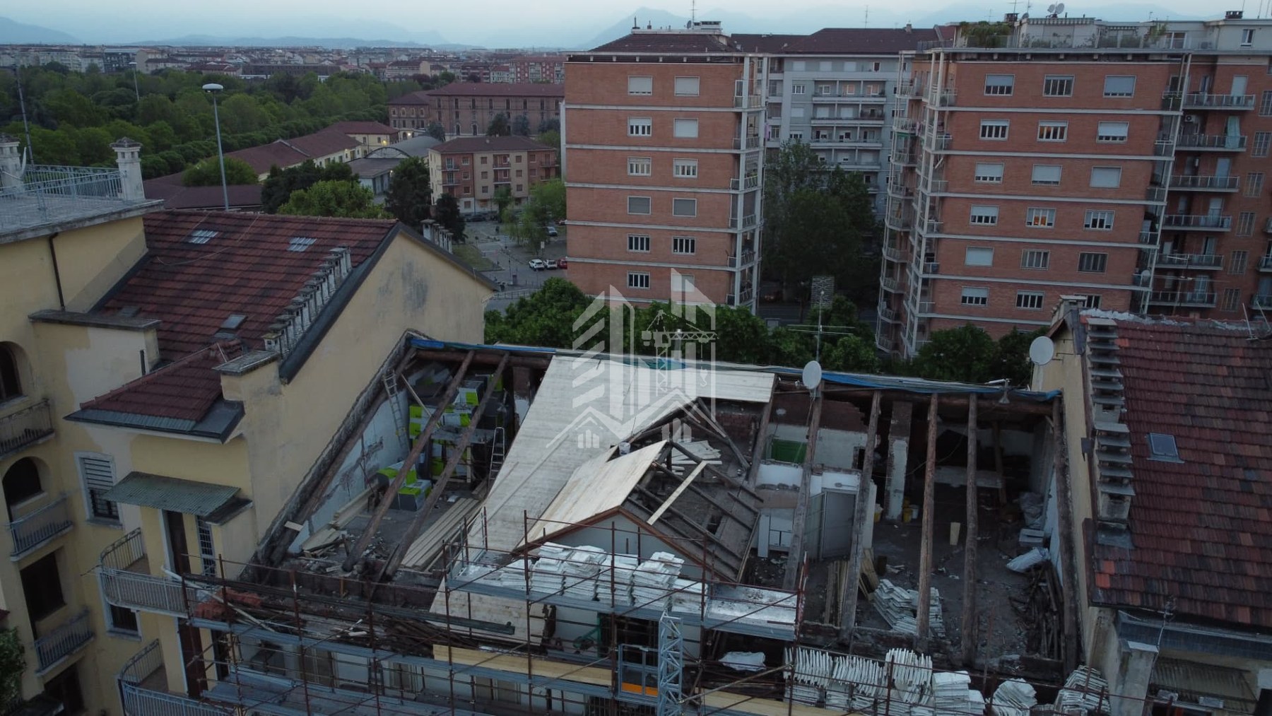 Corso Re Umberto — Smontaggio del manto e della vecchia orditura