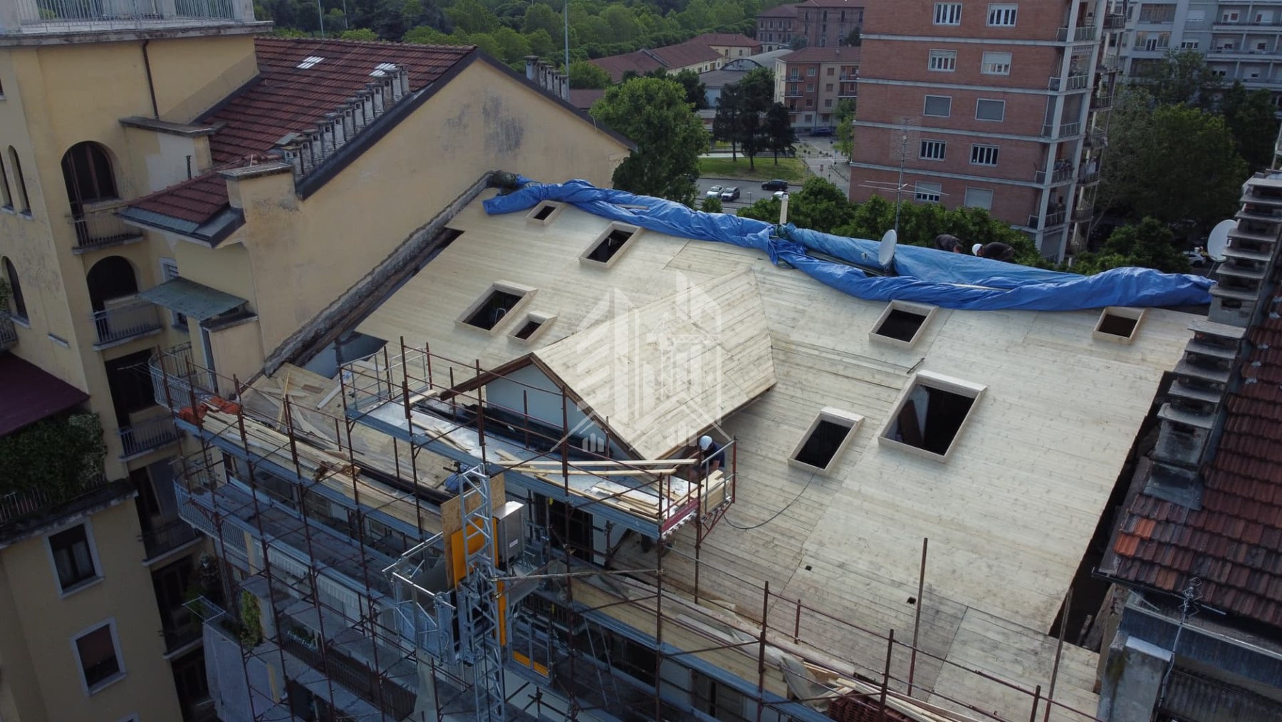 Corso Re Umberto — Nuovo tavolato in legno sull'intera falda