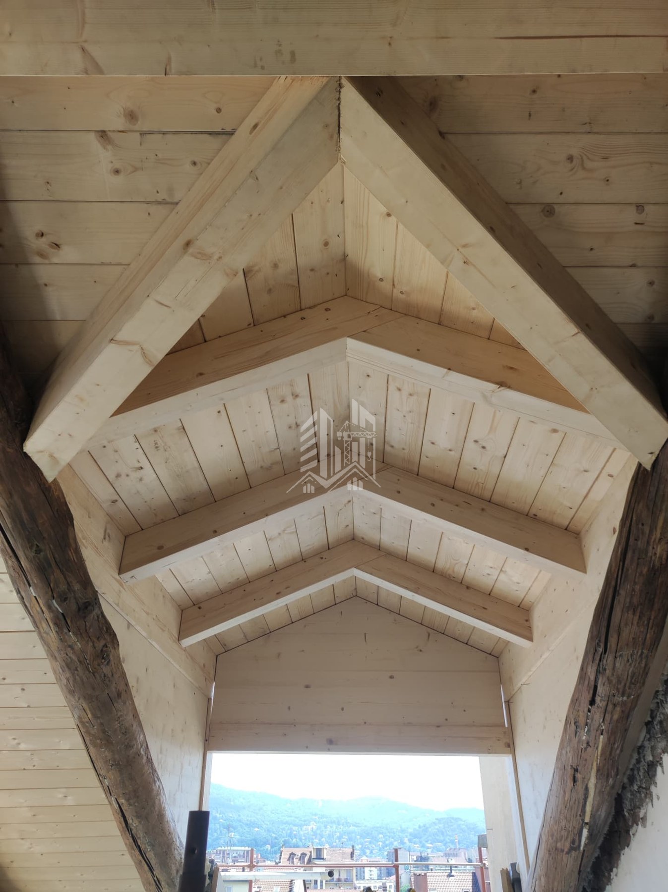 Corso Re Umberto — Struttura in legno a vista del sottotetto
