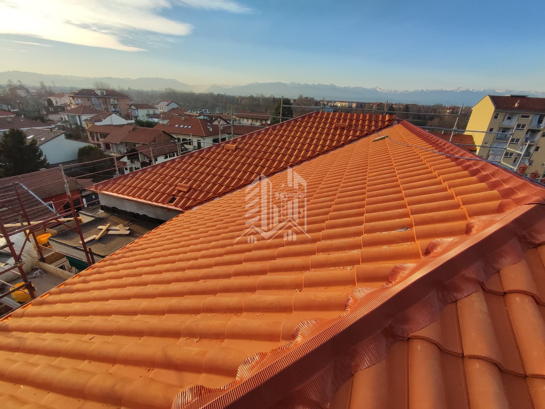 Via Giansiracusa — Nuovo manto in tegole completato con colmo ventilato