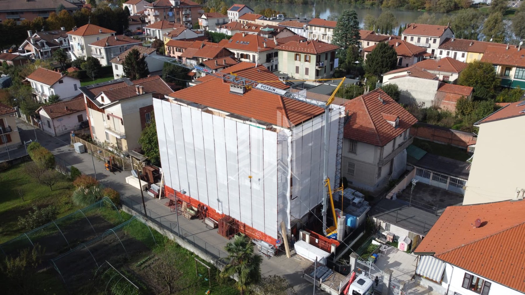 Via Giansiracusa — Ponteggio e gru montati sull'intero edificio