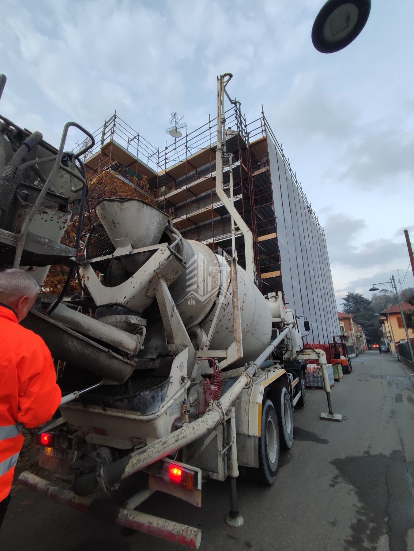 Via Giansiracusa — Getto del cordolo con autobetoniera e pompa
