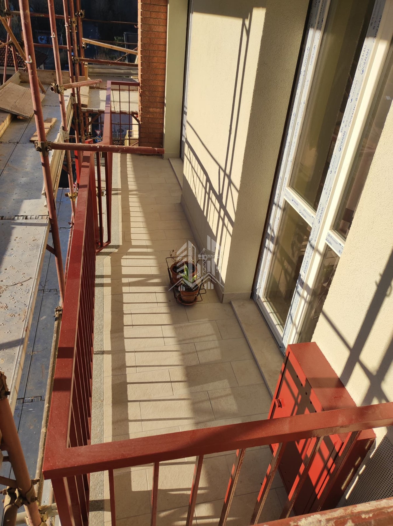 Via Giansiracusa — Balcone completato con nuova pavimentazione e ringhiera verniciata