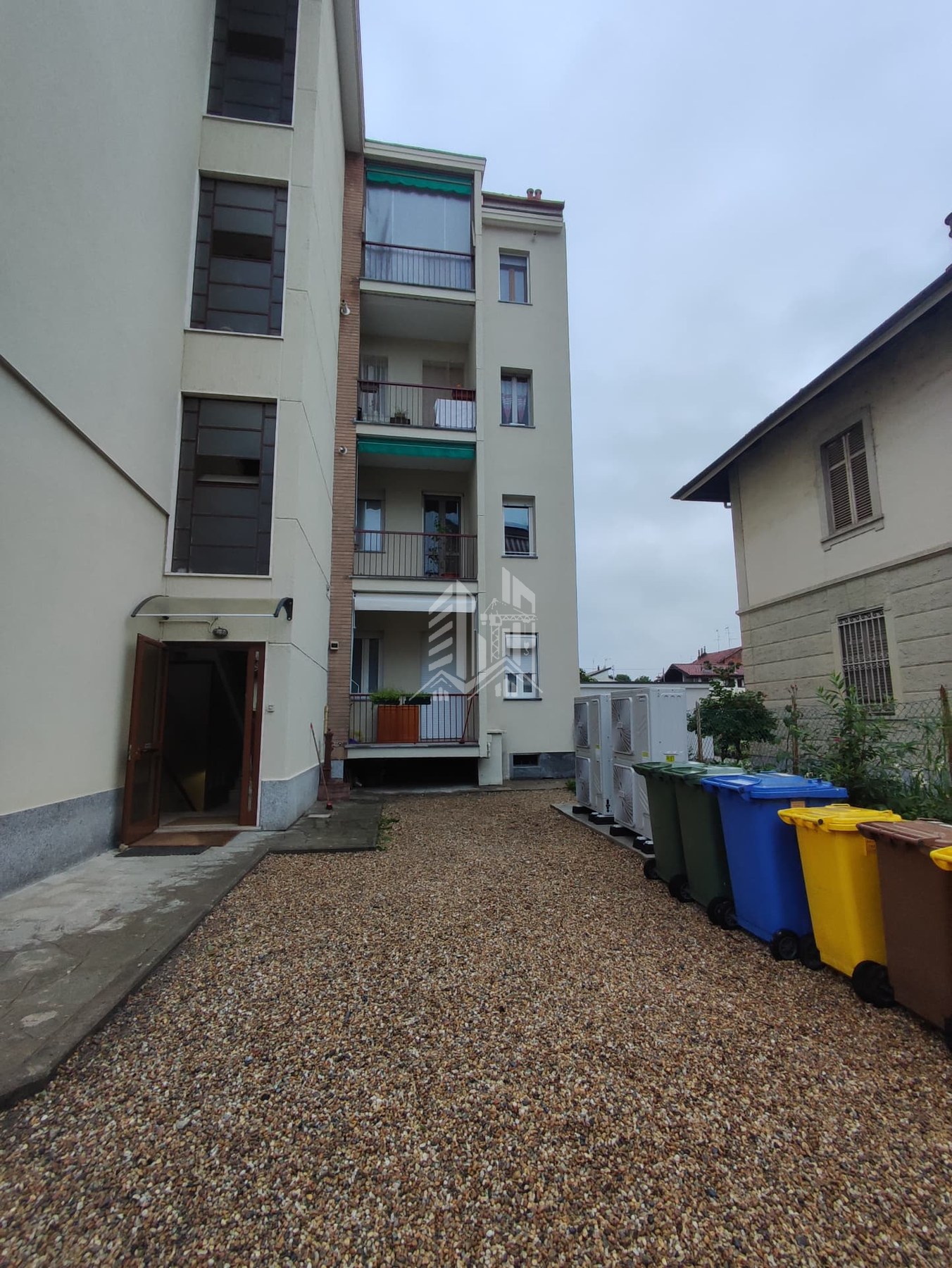 Via Giansiracusa — Dopo — cortile interno con facciata rifinita e area riqualificata