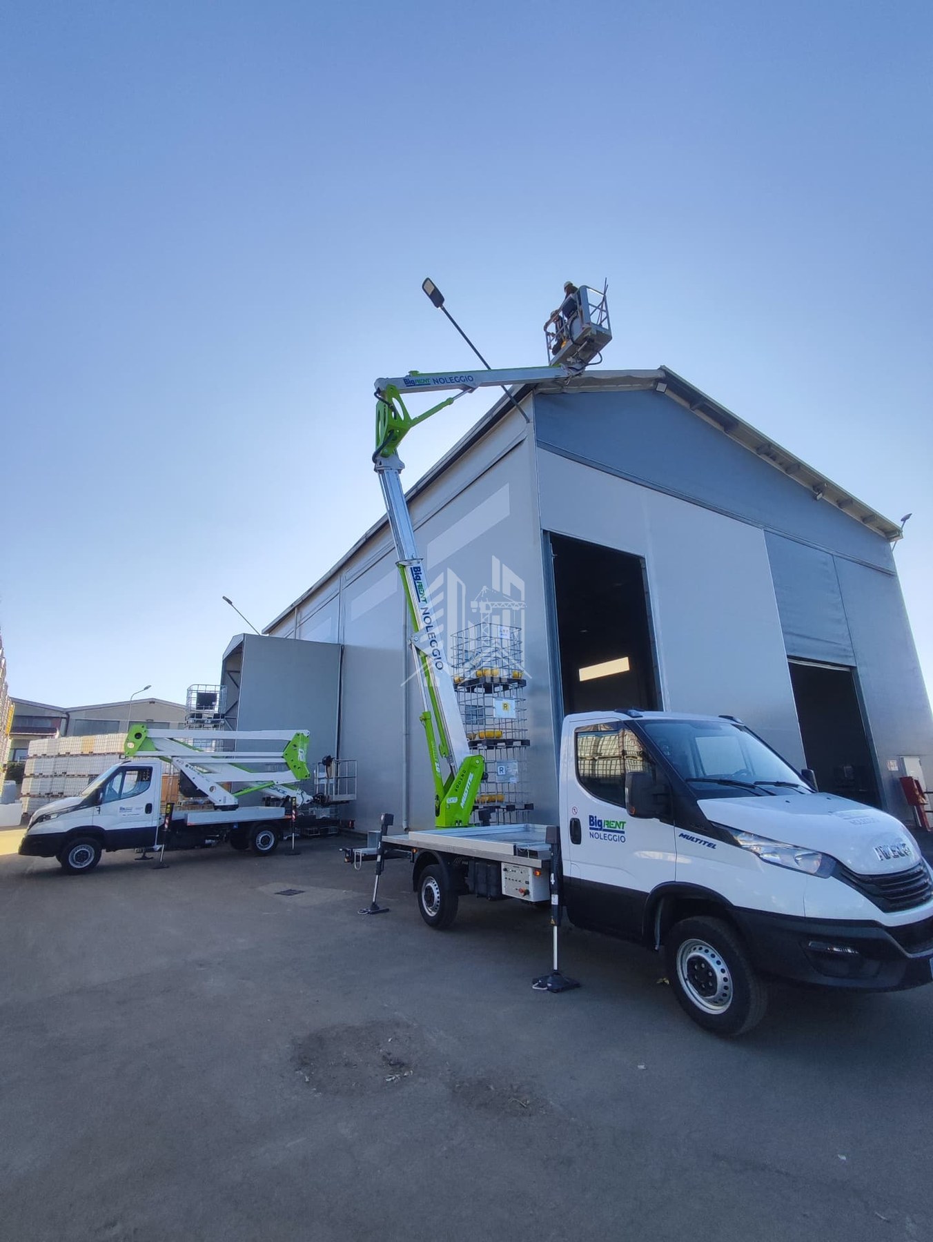 Villastellone (TO) — Piattaforme aeree e mezzi in cantiere per il lavoro in quota