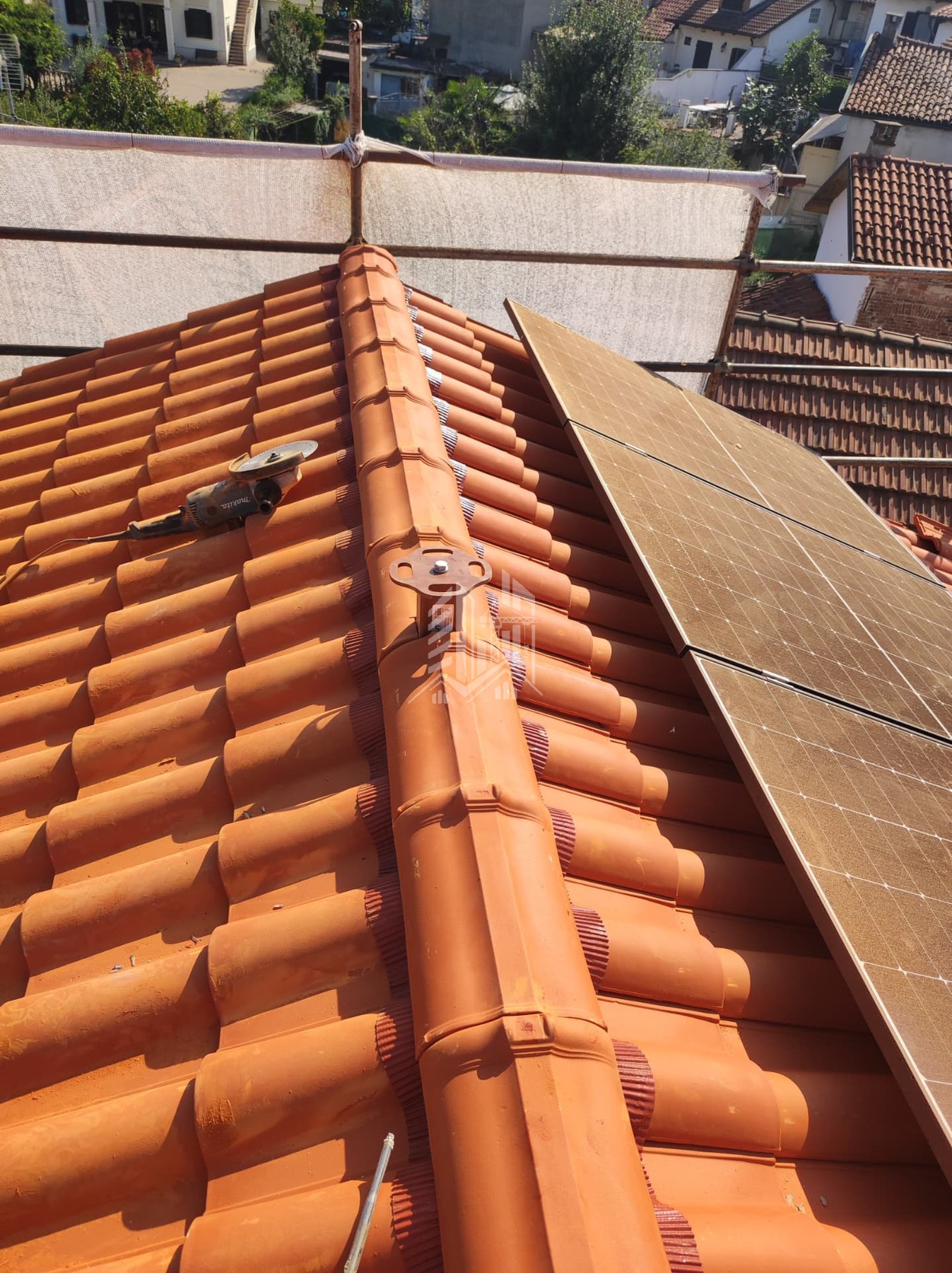 Ancoraggi installati in colmo con sigillatura del manto in tegole