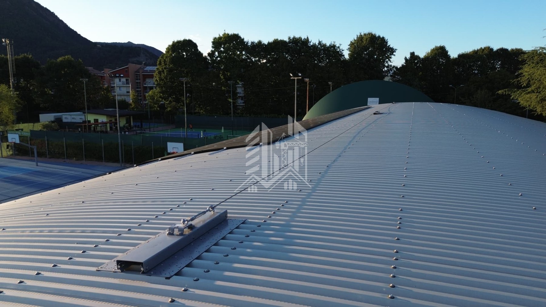 Linea vita orizzontale su copertura metallica curva di impianto sportivo