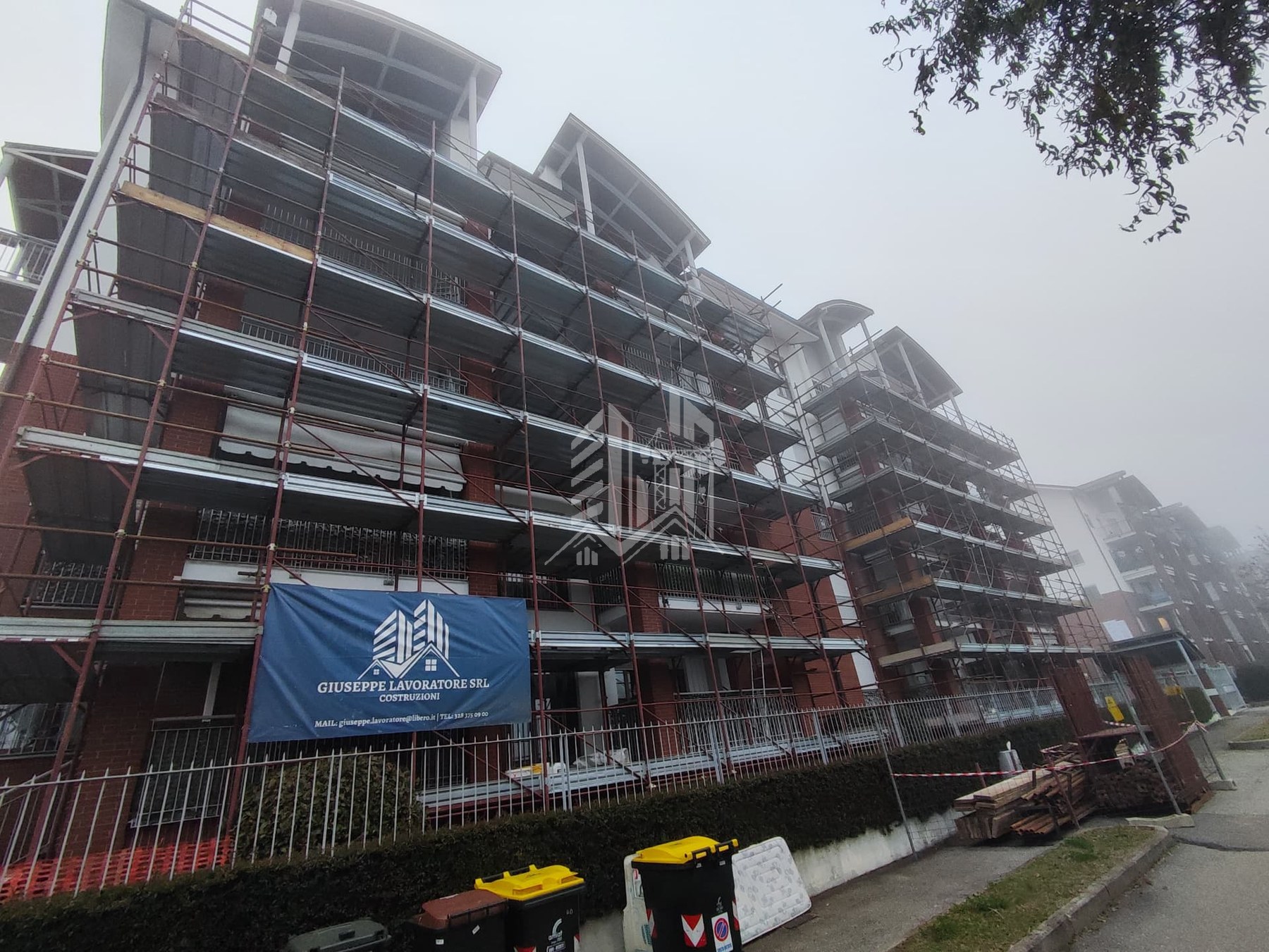 Ponteggio completo su facciata residenziale con banner Giuseppe Lavoratore SRL