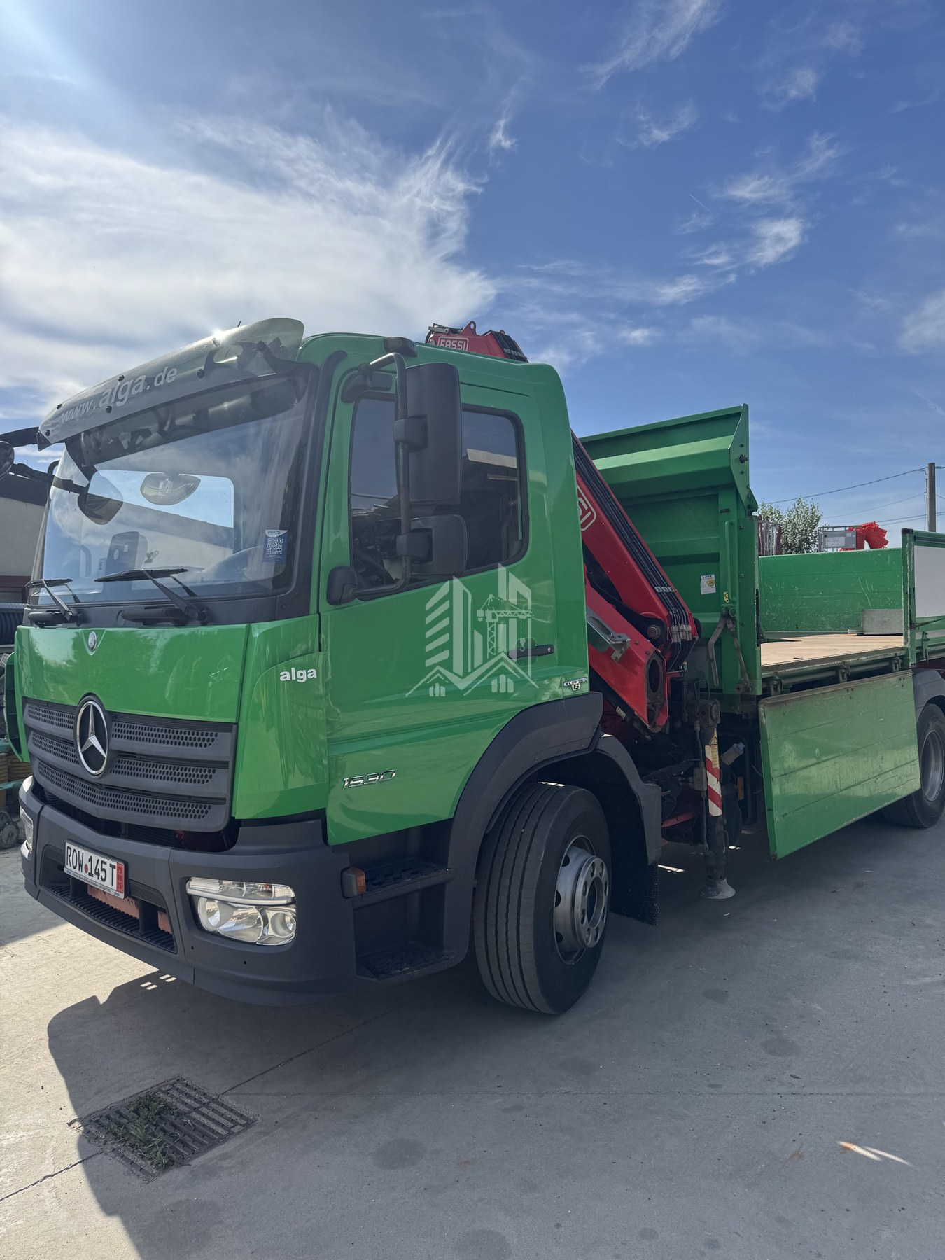 Camion con gru a braccio Fassi per la movimentazione di materiali in cantiere