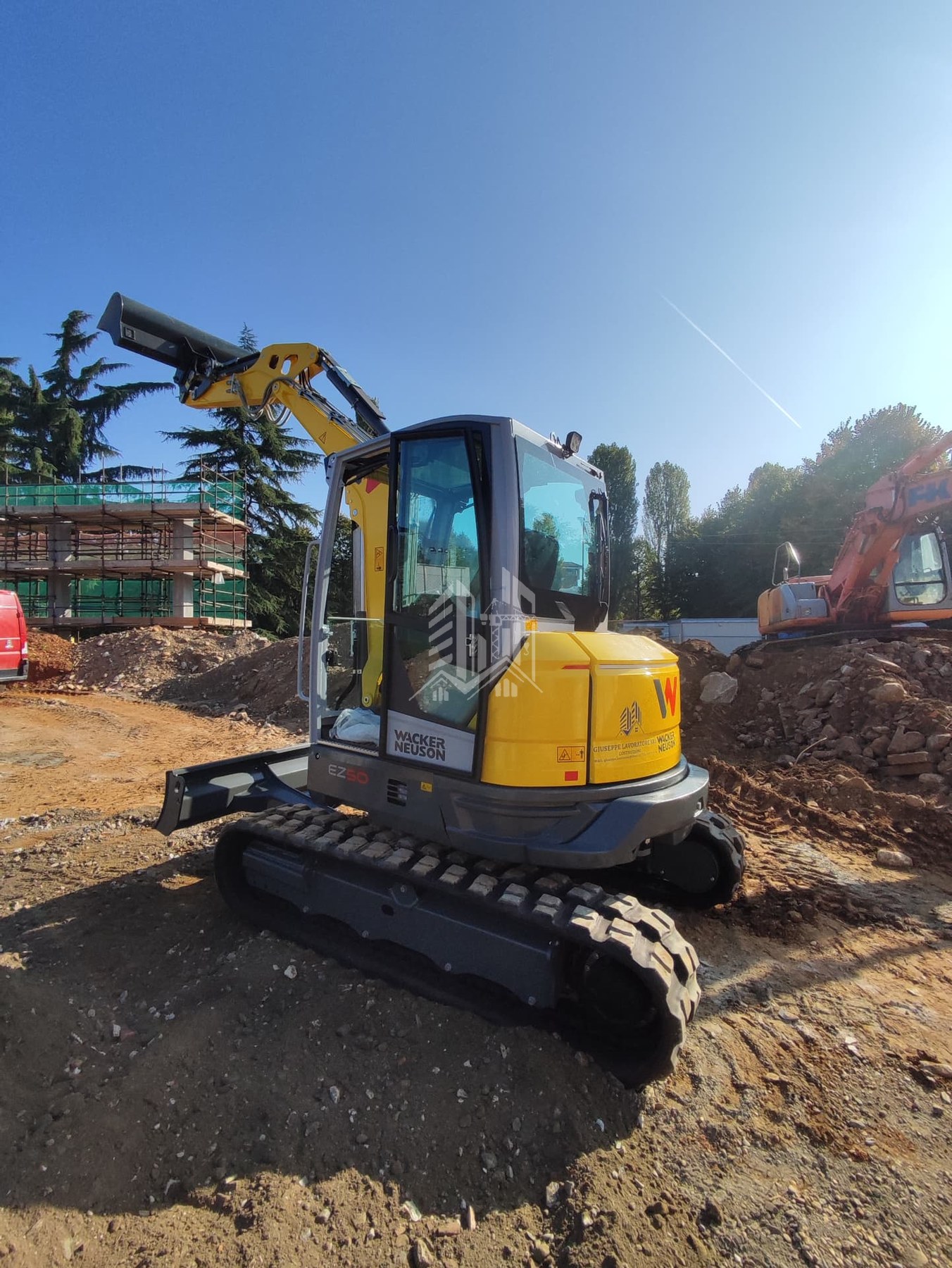 Escavatori di cantiere pronti per il movimento terra