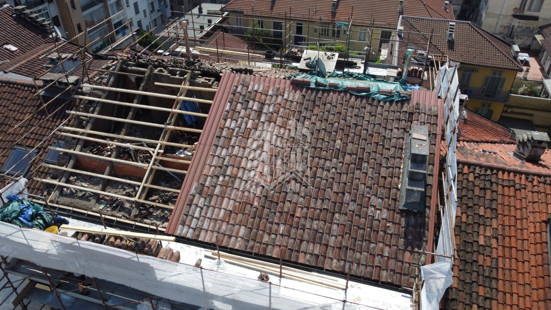 Via Madama Cristina — Ponteggio montato e smontaggio del manto esistente