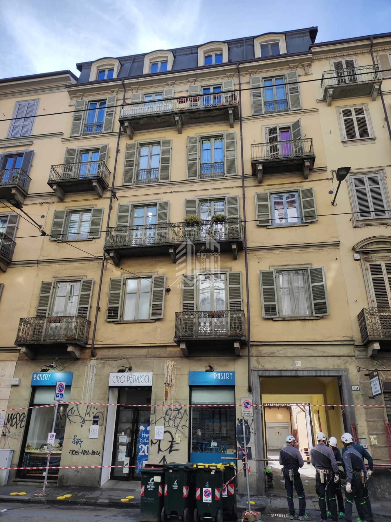 Via Madama Cristina — Prima — facciata originale con intonaci ammalorati e graffiti