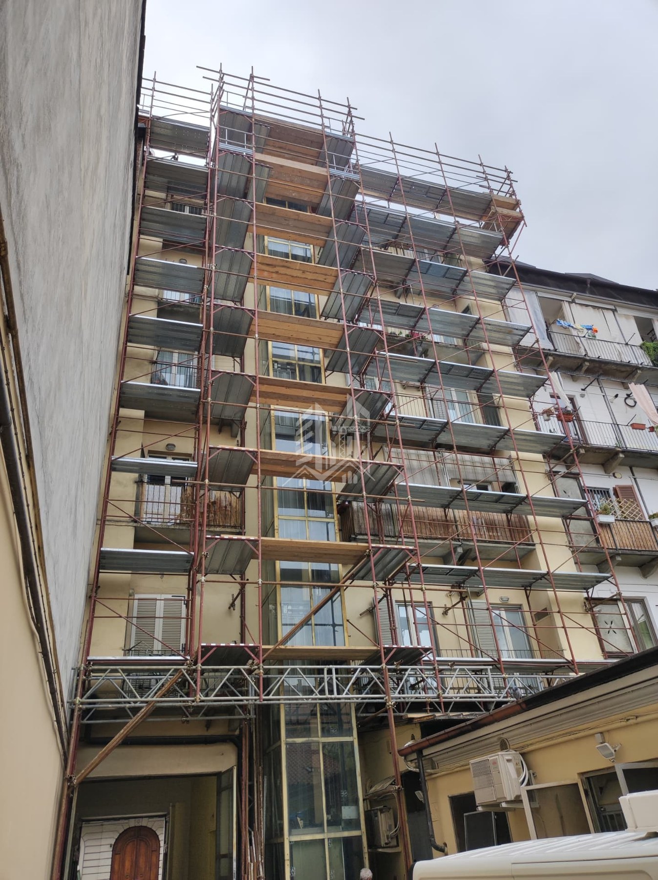 Via Madama Cristina — Ponteggio completo sul cortile interno