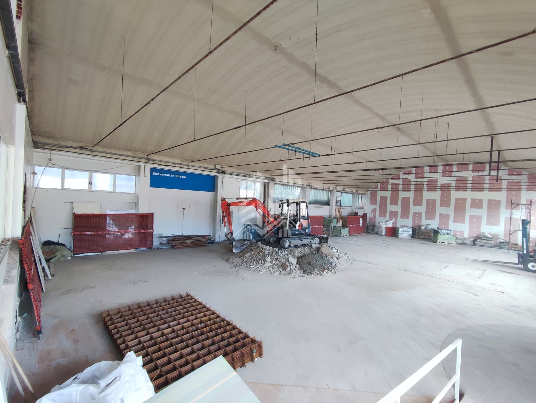 Palestra Avigliana — Prima — capannone commerciale esistente prima dell'intervento