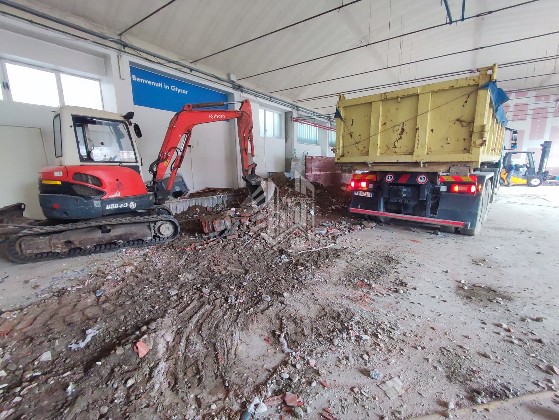Palestra Avigliana — Demolizioni e scavi interni con carico diretto dei materiali di risulta
