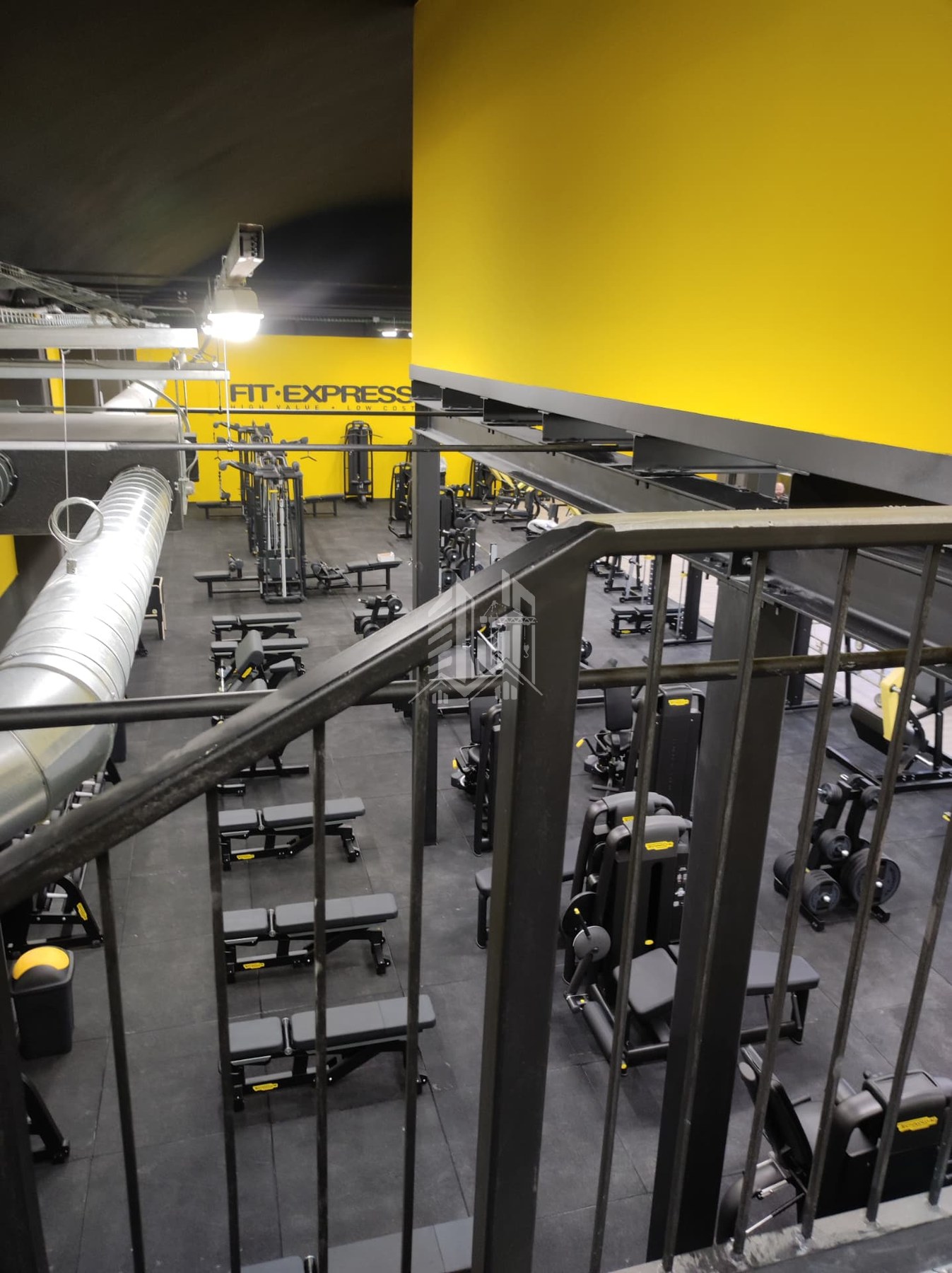 Palestra Avigliana — Montaggio della pavimentazione in gommato