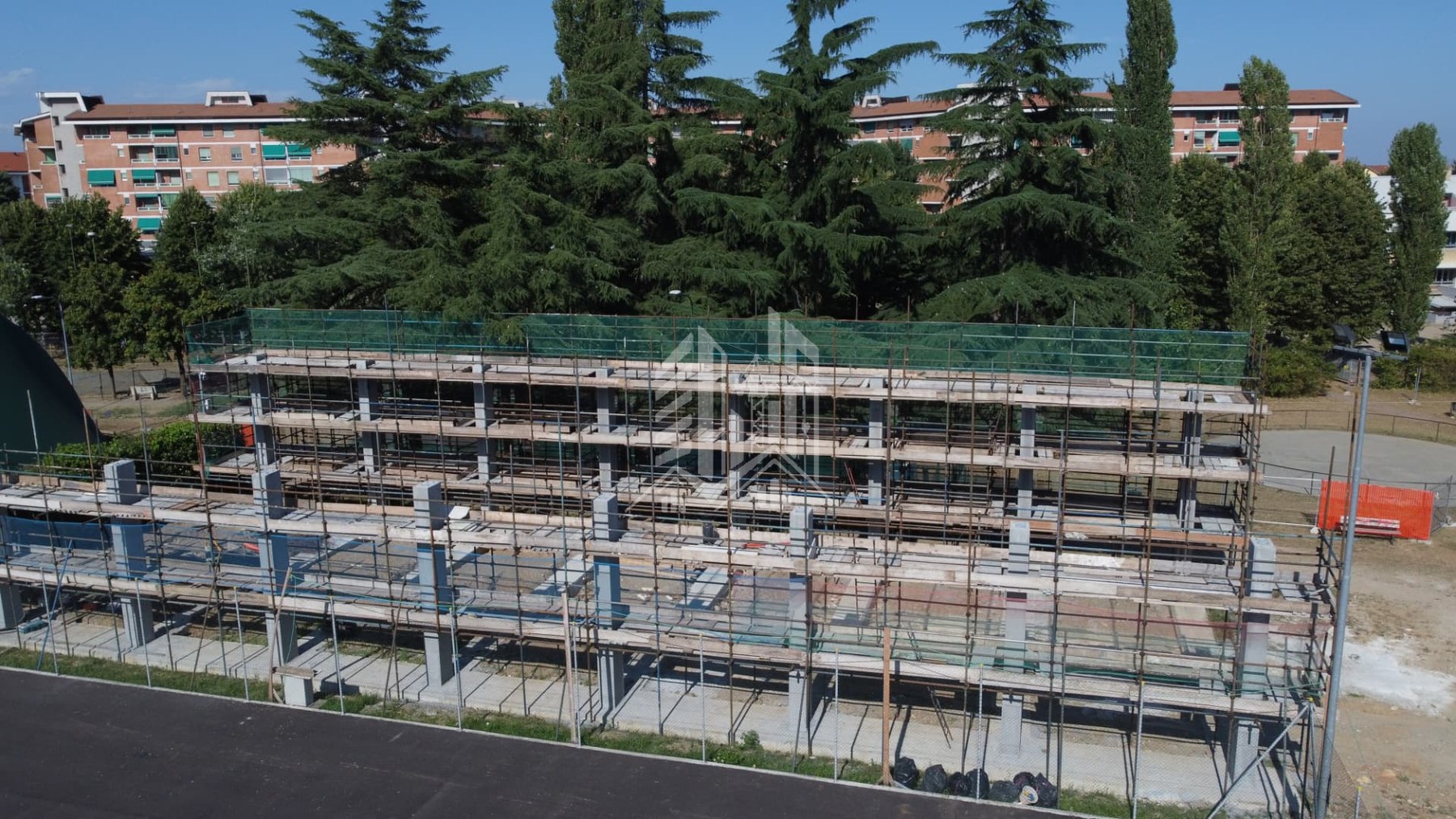 Piossasco — Struttura in cemento armato e ponteggi prima della copertura