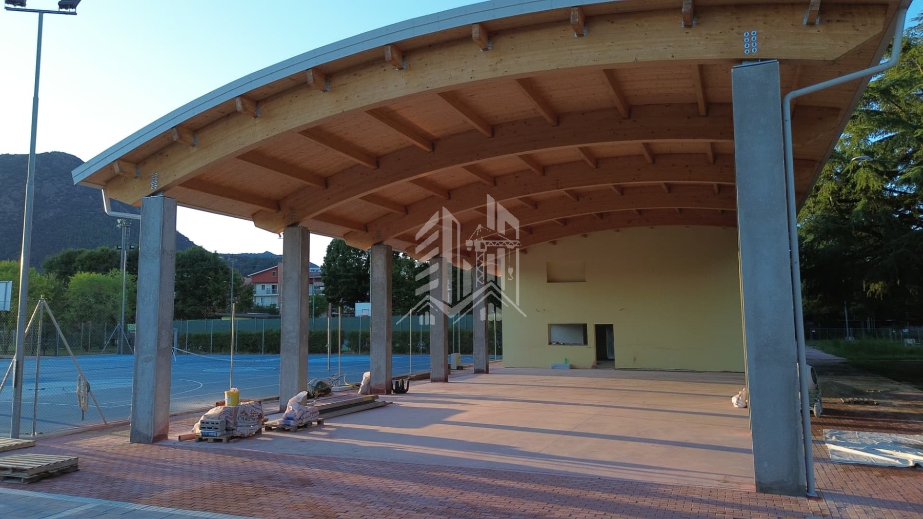 Piossasco — Vista dal basso della struttura curva in legno lamellare completata