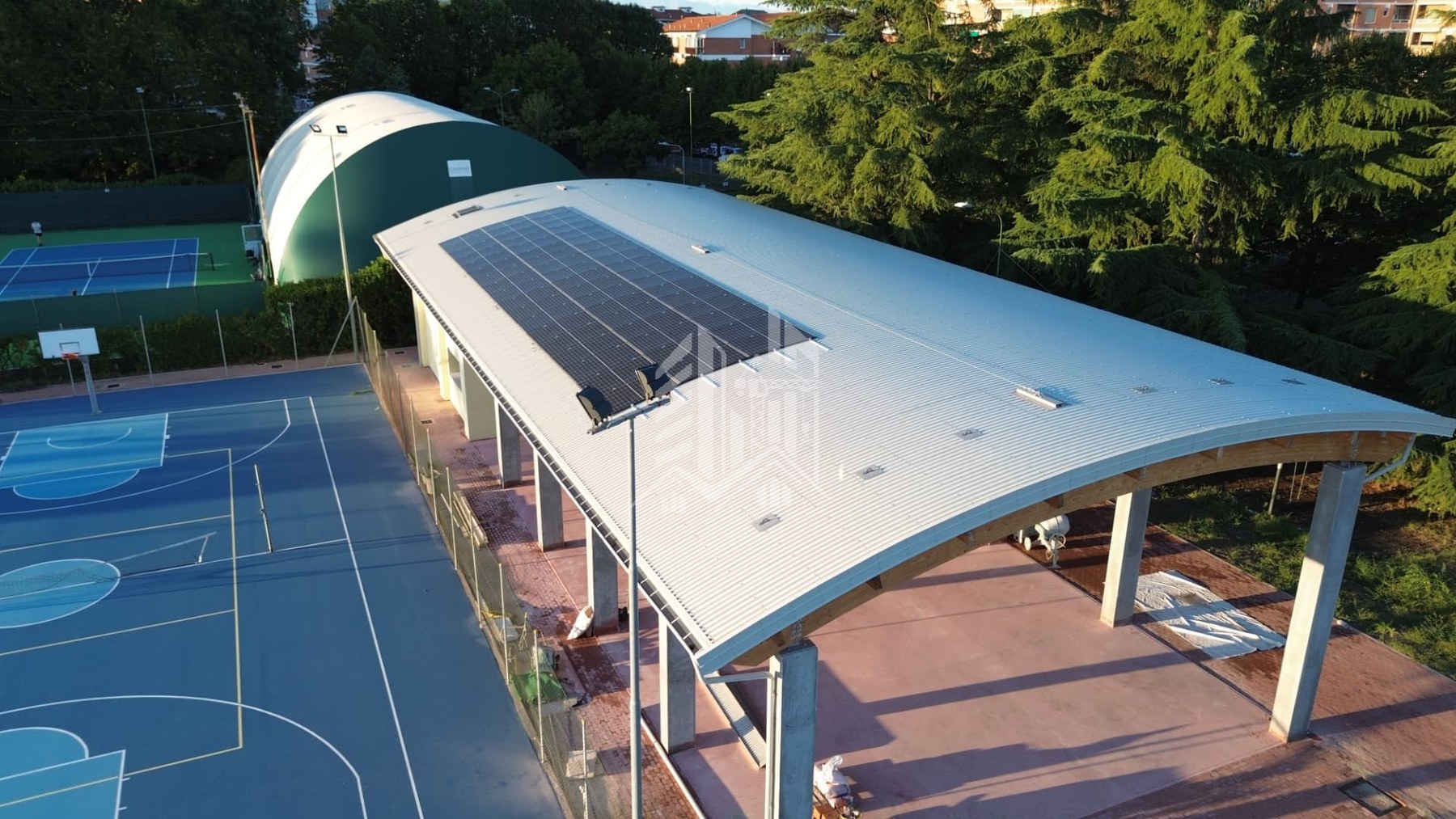 Piossasco — Vista aerea della copertura curva con impianto fotovoltaico integrato