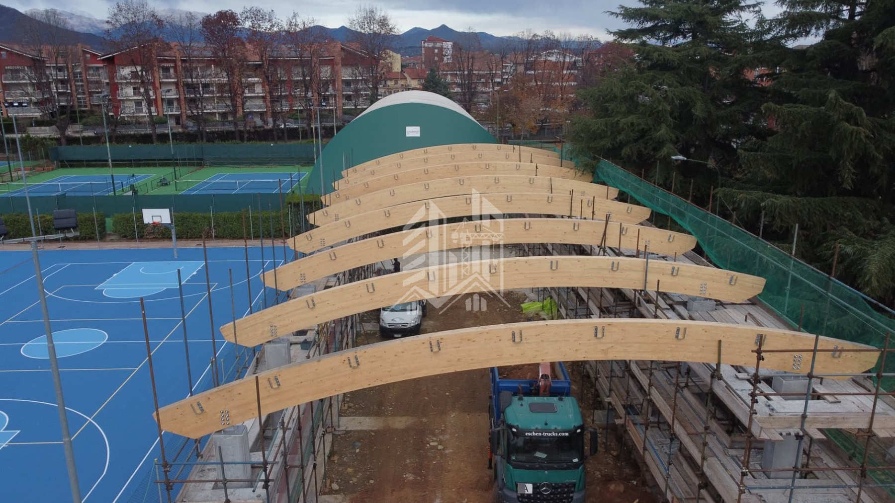 Piossasco — Arrivo e posa delle prime travi curve in legno lamellare