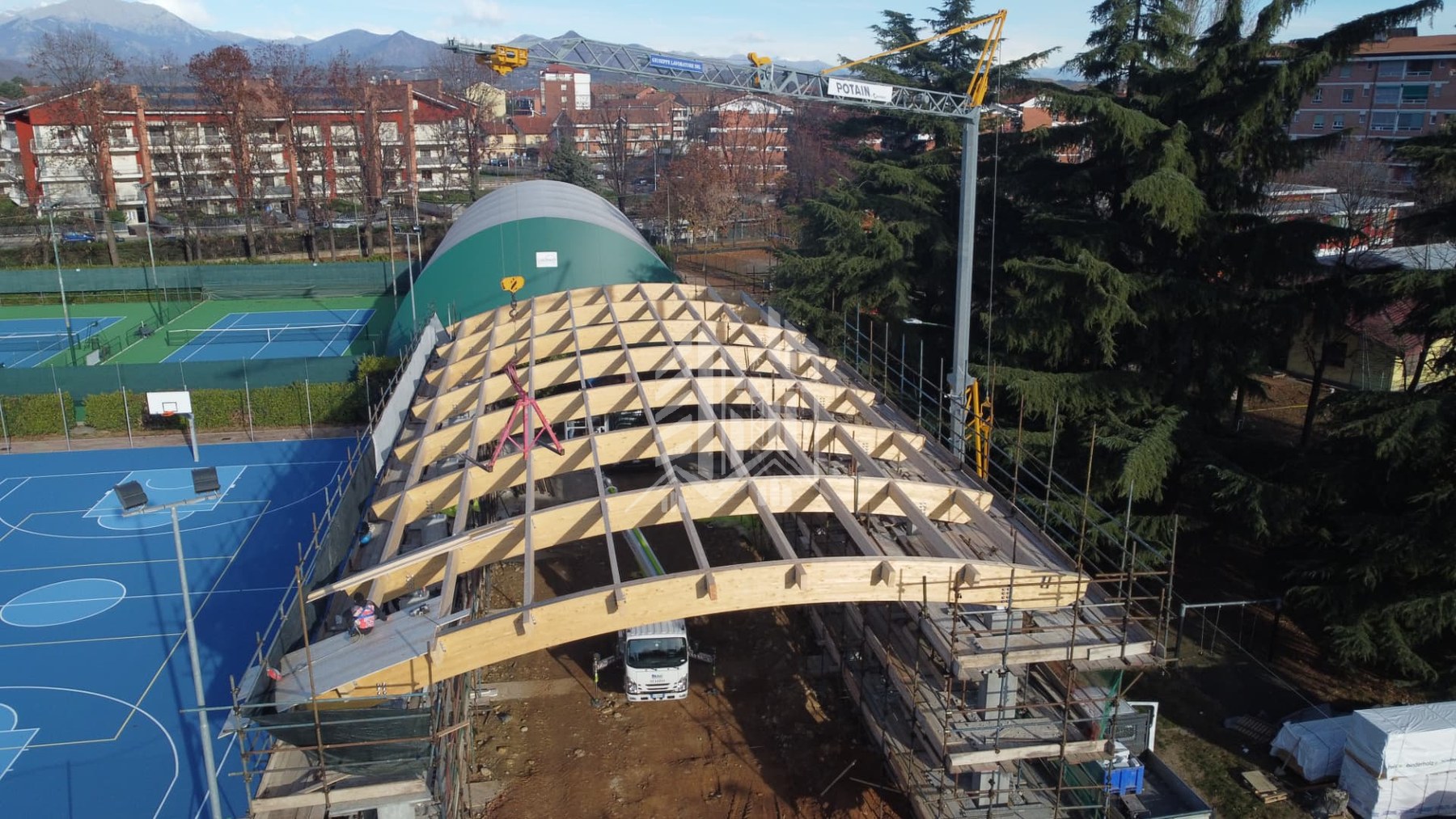 Piossasco — Montaggio dell'orditura curva con gru di cantiere