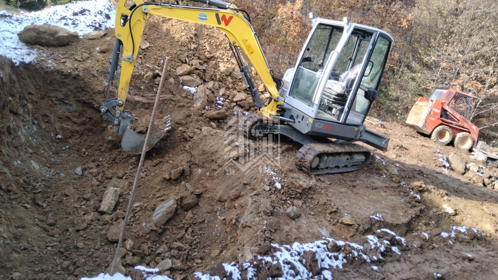 Piscina con terrazzamenti in zona montana — Scavo e sbancamento del terreno in pendenza