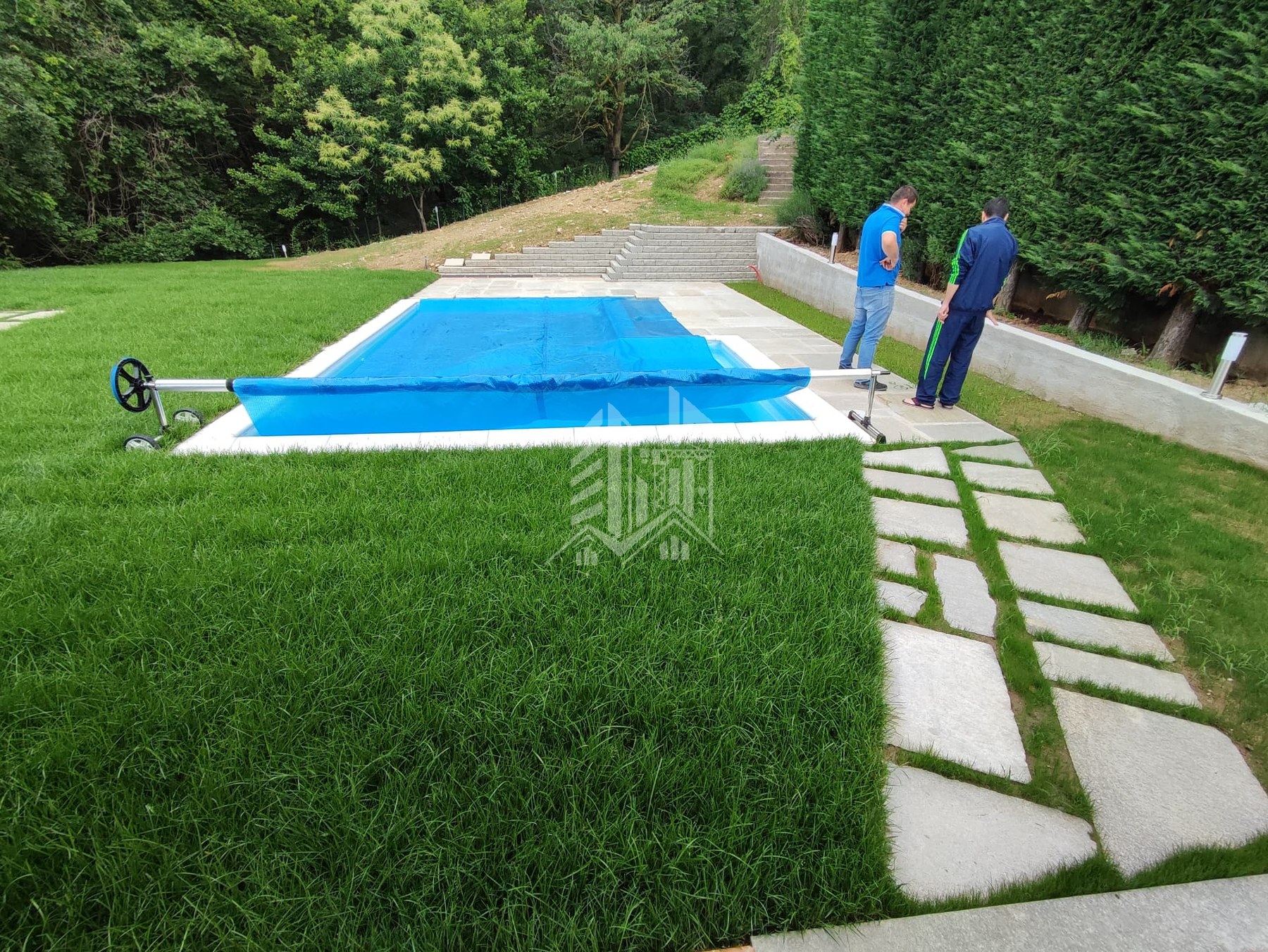 Piscina con terrazzamenti in zona montana — Piscina finita con marciapiedi in pietra e terrazzamenti