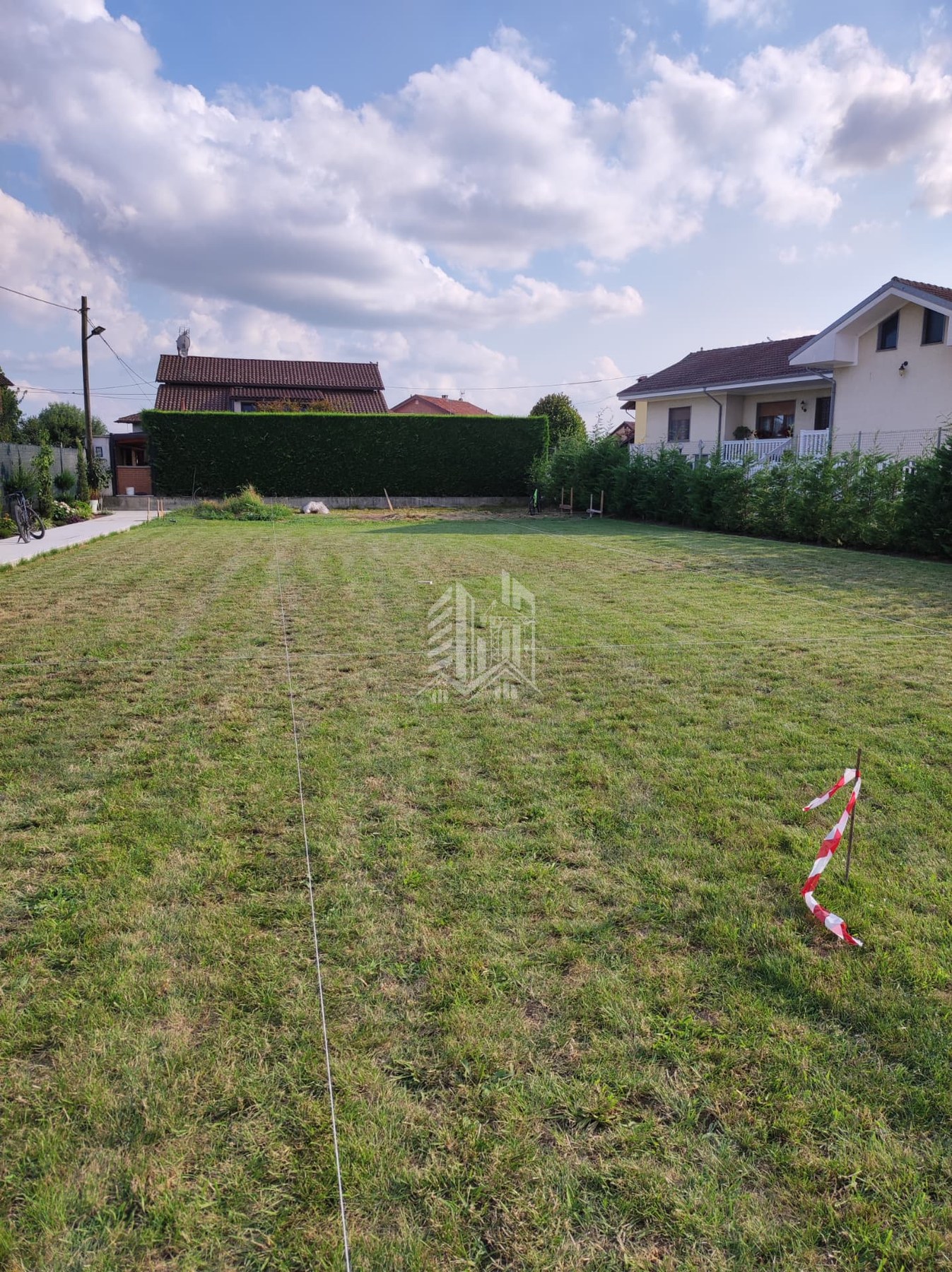Piscina in casseri isolanti — oltre 25 metri — Prima — tracciamento della vasca sul terreno