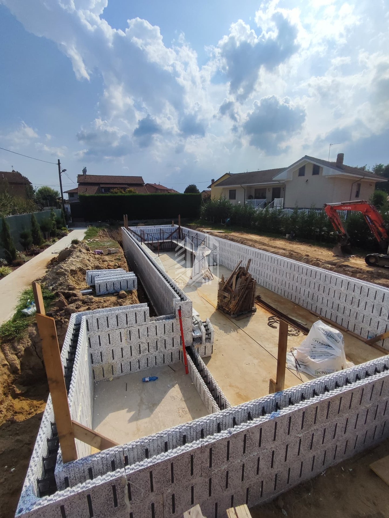 Piscina in casseri isolanti — oltre 25 metri — Montaggio dei blocchi prefabbricati dei muri