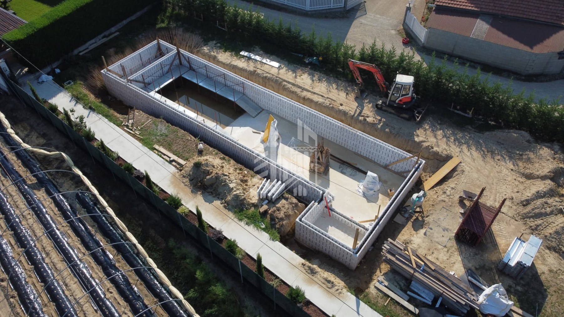 Piscina in casseri isolanti — oltre 25 metri — Muri perimetrali in blocchi, oltre 25 metri di vasca