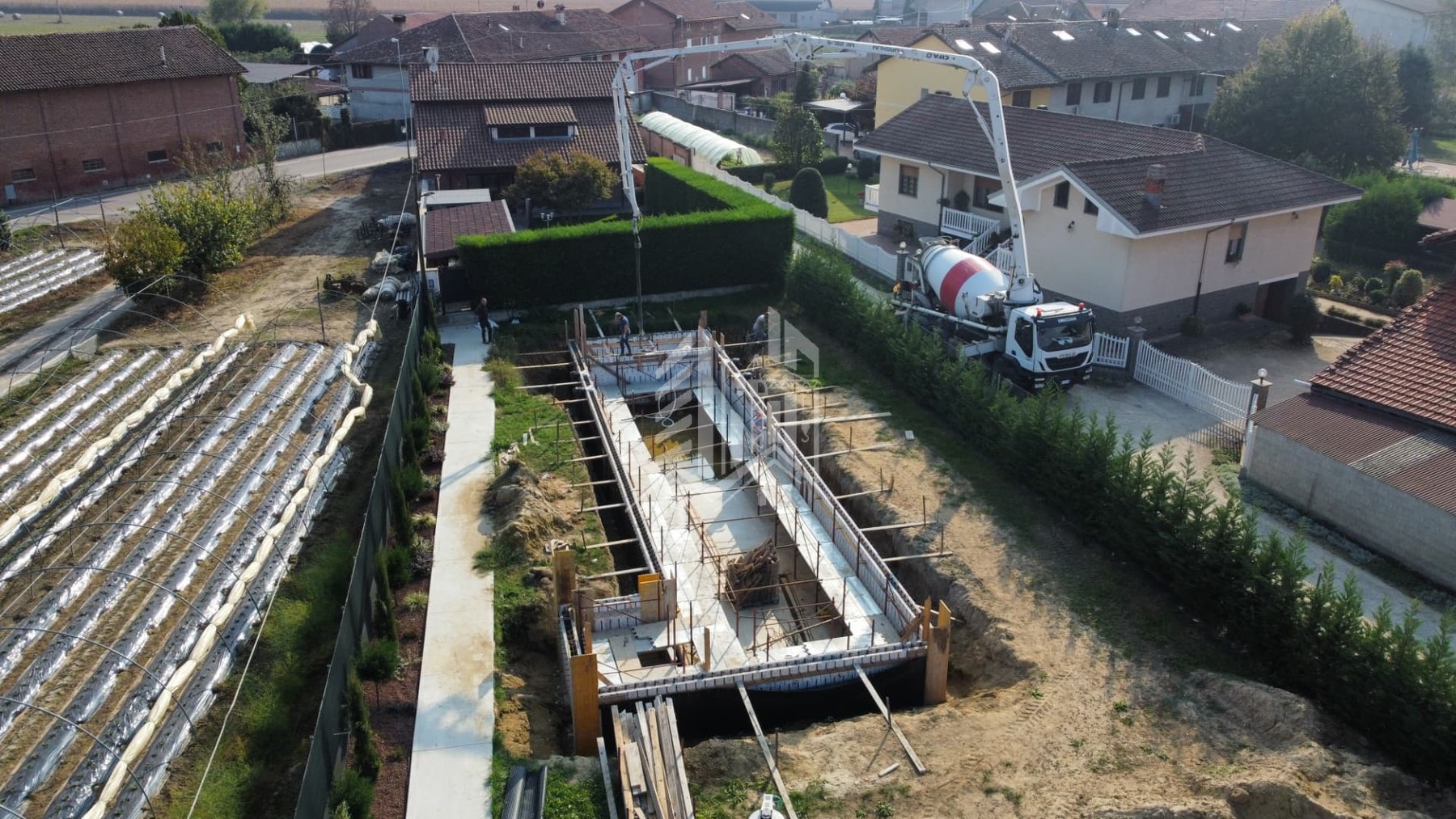 Piscina in casseri isolanti — oltre 25 metri — Getto in calcestruzzo dei muri della piscina