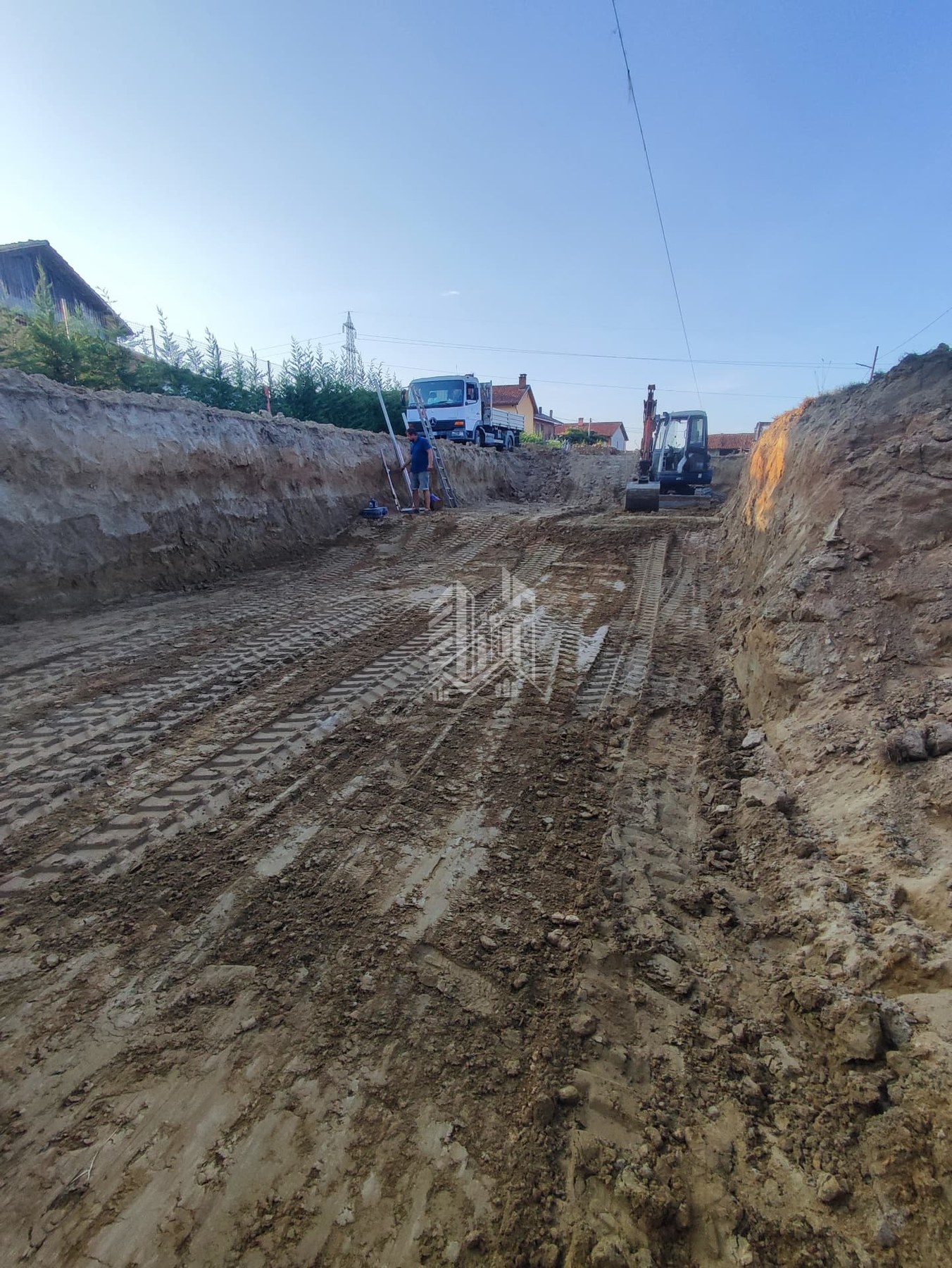 Piscina in casseri isolanti — oltre 25 metri — Movimento terra e sbancamento completato
